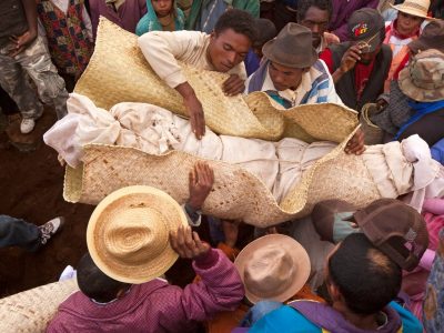 famadihana madagascar