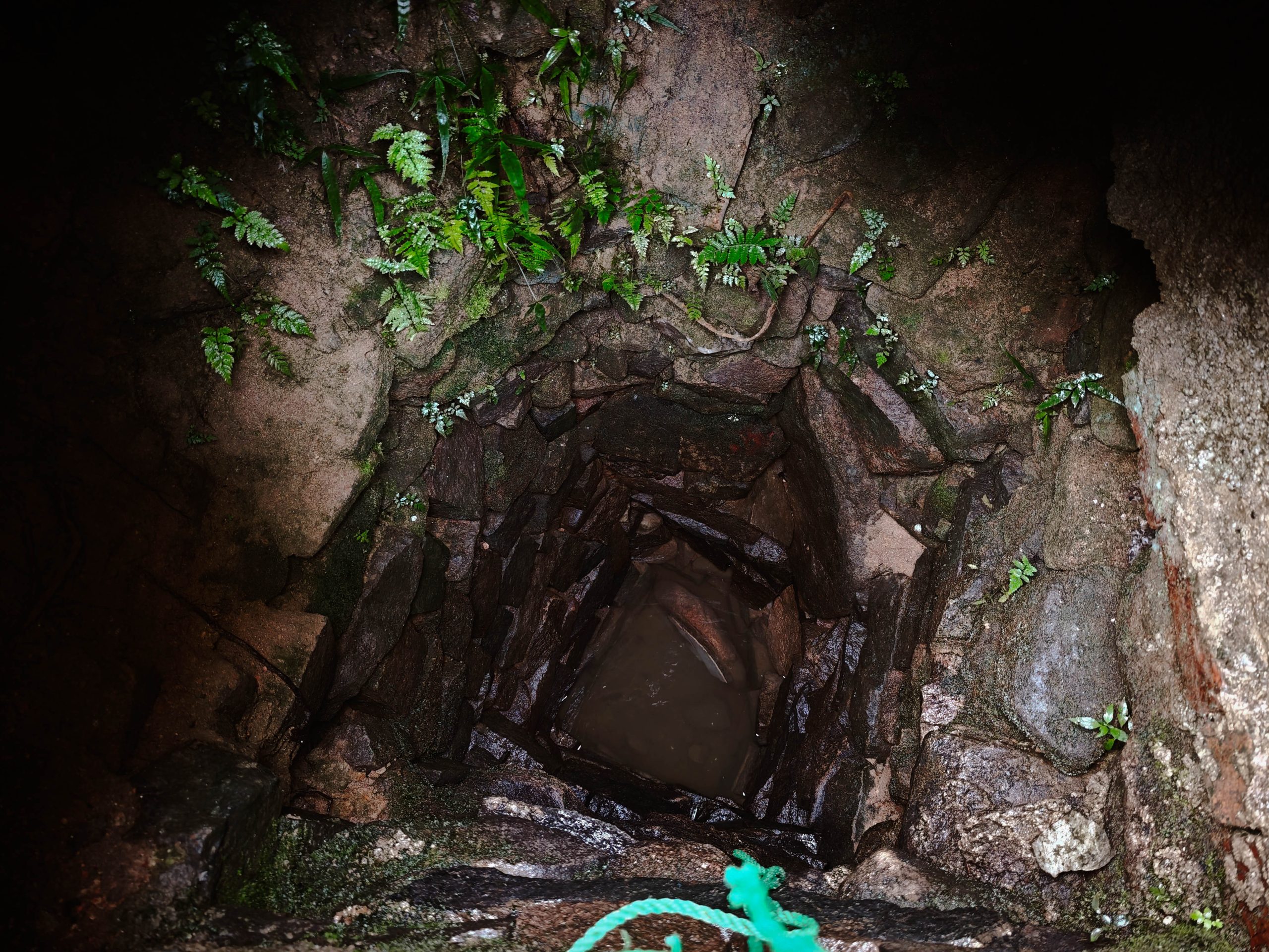 Intérieur source sacrée - Doany Kingory